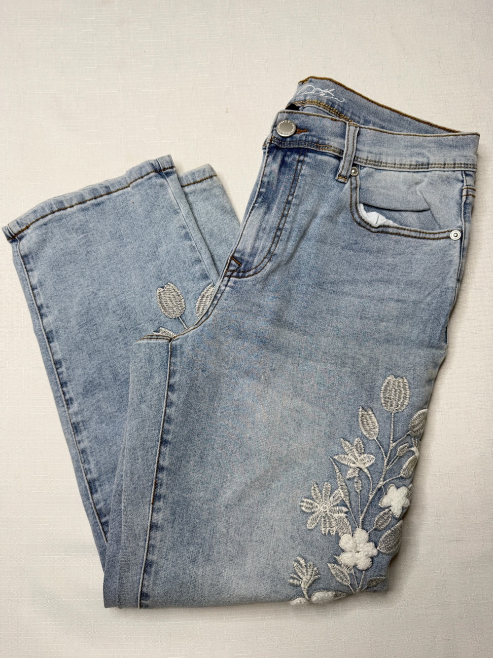 Women’s DG2 by Diane Gilman denim blue jeans White Floral Embroidery size 10P